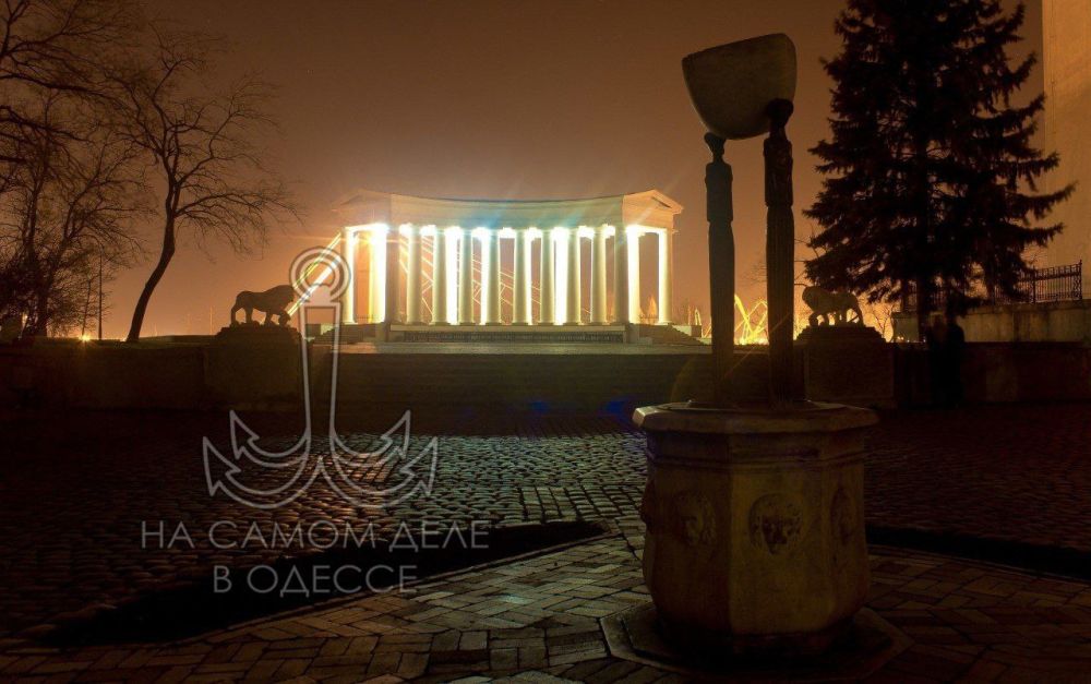 Одесса-мама мирных снов. — Фима, а почему, чуть что, то сразу разметают спички и соль, а не икру, например?