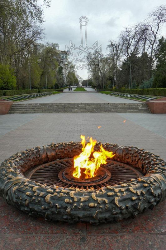 #НамПишут. Одесса. Парк Шевченко Аллея Славы с могилами участников освобождения Одессы от фашистов и памятником Неизвестному матросу с вечным огнем