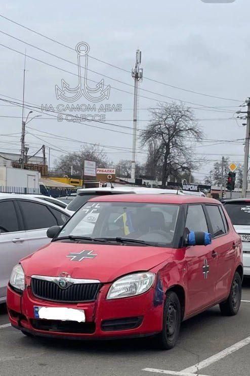 На автомобиле буквально указано разметкой для цели, куда нужно прилететь