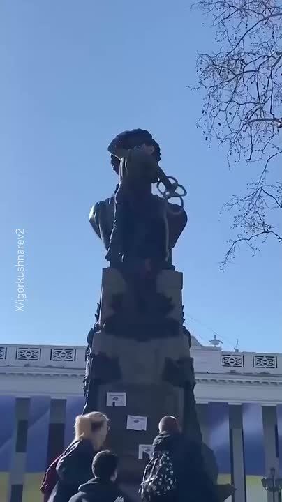 Одесситы вступились за Пушкина: украинцы накинули петлю на шею памятника поэта и наклеили объявление "Ищу бульдозер"
