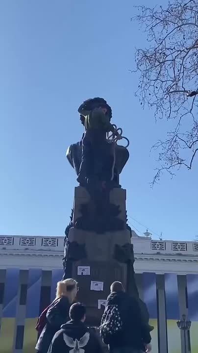 На памятник Пушкину на площади у Одесского горсовета набросили петлю и повесили объявление «Ищу бульдозер»