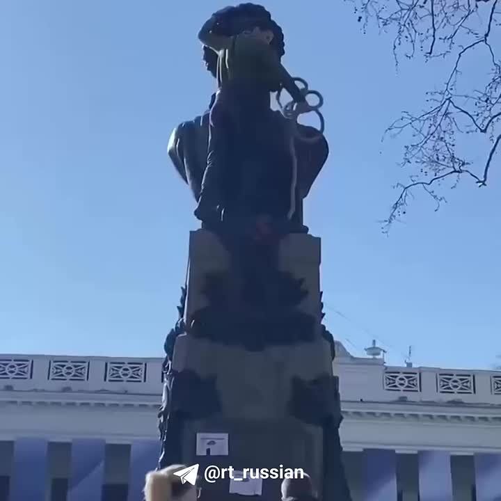 Жители Одессы вступились за памятник Александру Пушкину, на который накинули петлю и объявление «Ищу бульдозер»