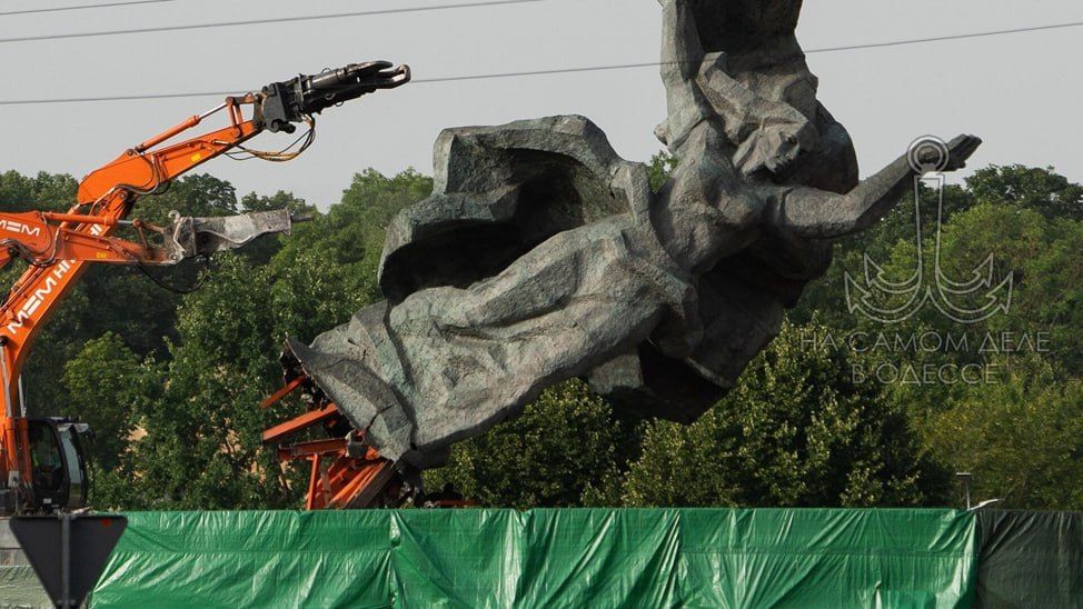 «Героические» борцы с памятниками