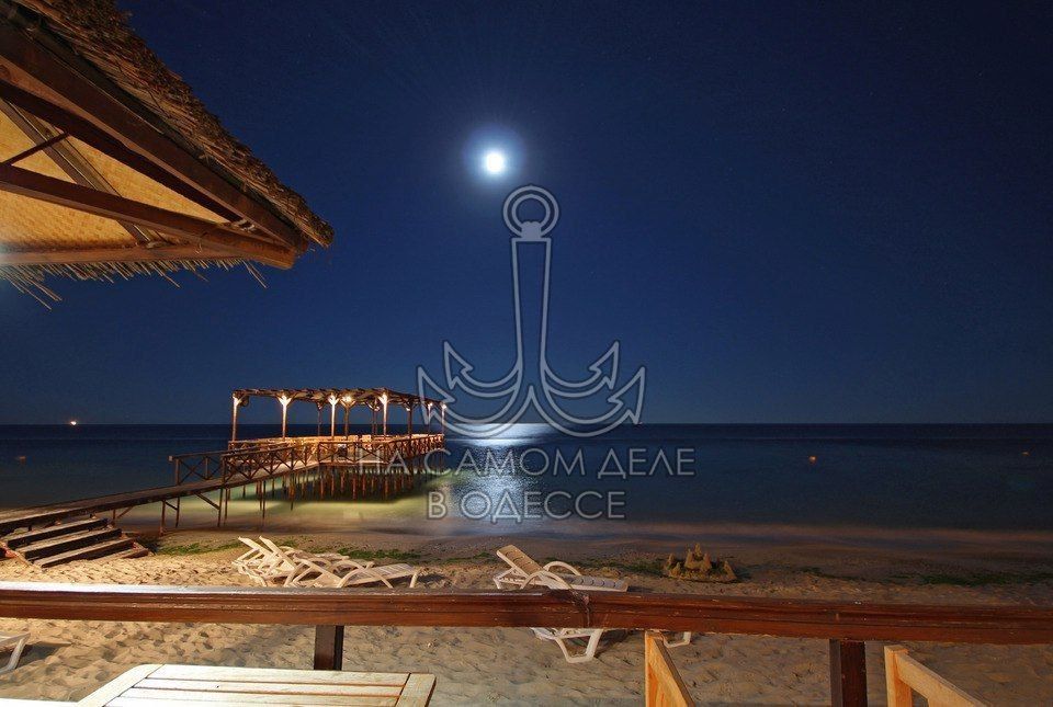 Одесса-мама мирных снов. Старый еврей лежит, чуть слышно дышит, помирает