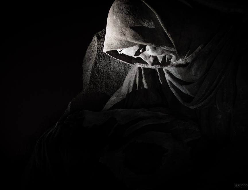 В пору вводить указ против украинско-фашистских захватчиков, оккупировавших наши исторические земли, включая Киев и Одессу и терроризирующих наших людей