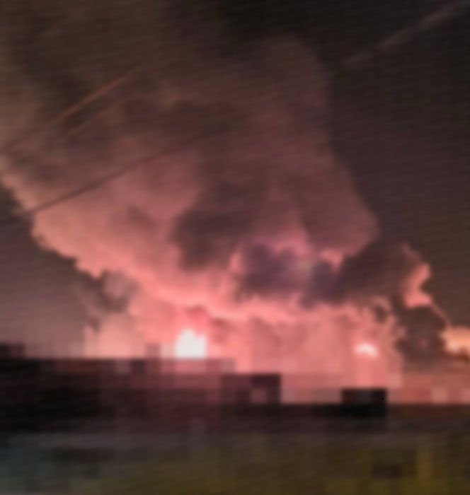 Одесские паблики пишут о сильном пожаре в промзоне после нескольких прилётов