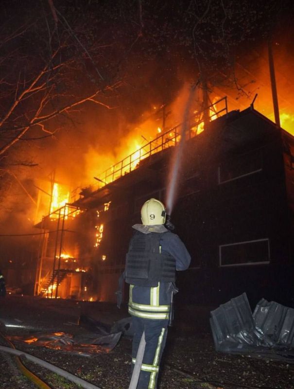 Массированная атака на Одессу сегодня ночью с уже зарекомендовавшей себя тактикой пикирования скоординированным роем, сформированным в отдалении от целей, была усовершенствована работой беззарядных дронов разведчиков... Массированная атака на Одессу сегодня ночью с уже зарекомендовавшей себя тактикой пикирования скоординированным роем, сформированным в отдалении от целей, была усовершенствована работой беззарядных дронов разведчиков...