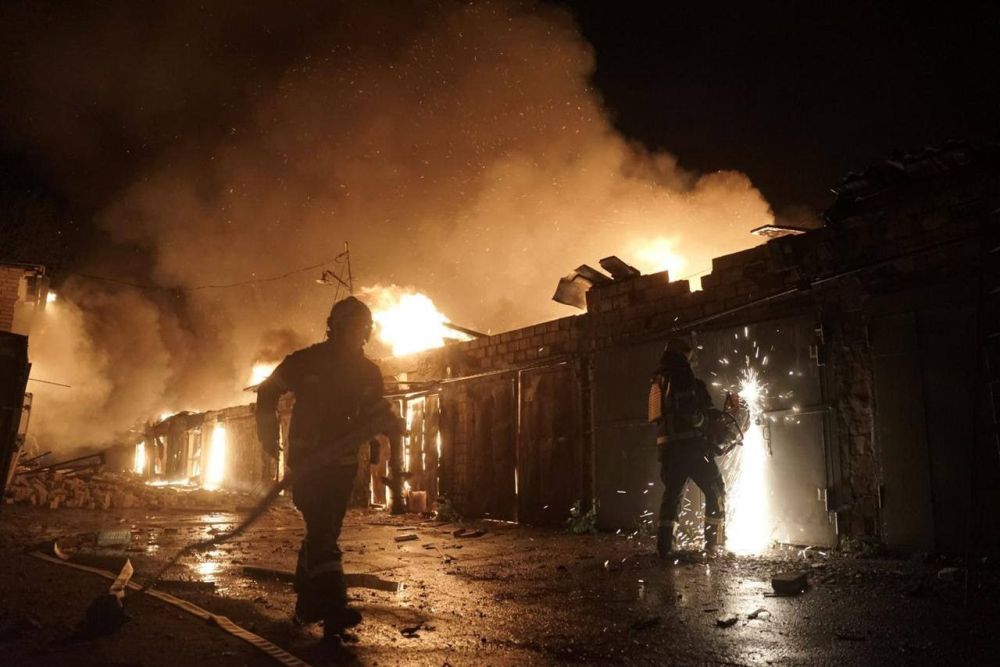 Одна из самых масштабных ночных атак за все время СВО: «Герани» на разогреве, следом за ними «Калибры», Х-101, «Искандеры» по центральным районам Украины — Киев, Харьков, Житомир, Павлоград, задействованы корабли ЧМ и...