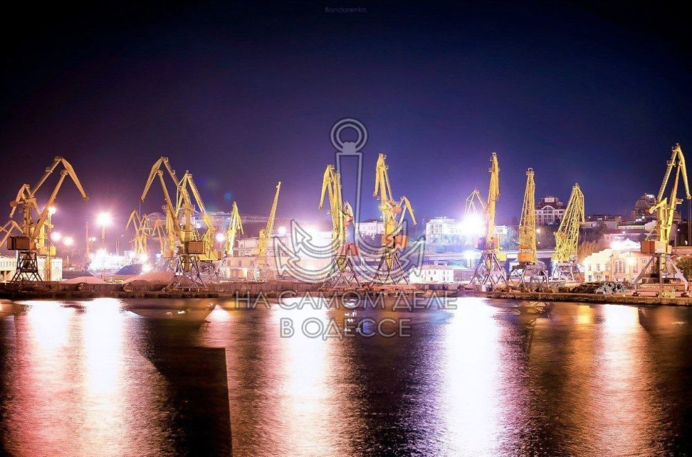 Одесса-мама мирных снов. — Официант! Шо за курицу ви мне принесли! У неё одна нога короче другой!