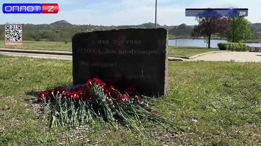 Сотрудники ведомств возложили цветы к мемориалу «Не забудем, не простим!»