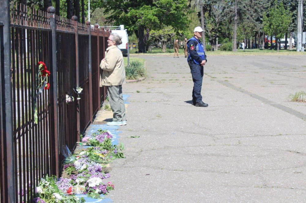 В годовщину трагических событий, произошедших в Одессе 2 мая 2014 года, жители города приходят на Куликово поле, чтобы почтить память погибших