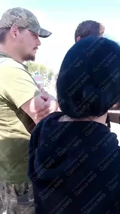 В Одесской области полтора десятка фермерш атаковали военкоматчиков — и отбили двух молодых земляков, которых похищали #людоловы