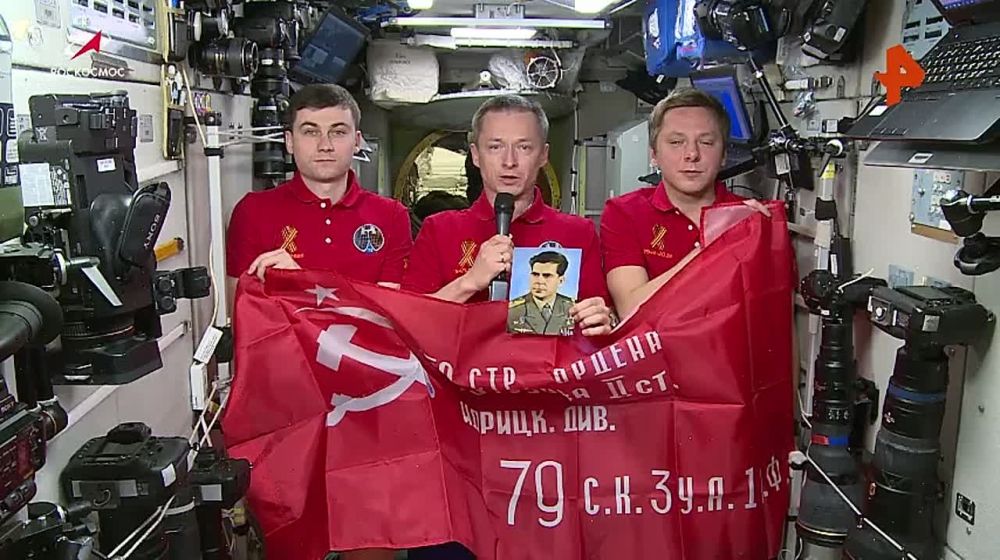 "Знаковая дата не только для каждого, но и для всей космонавтки": с 80-й годовщиной Дня Победы Россию поздравили российские космонавты