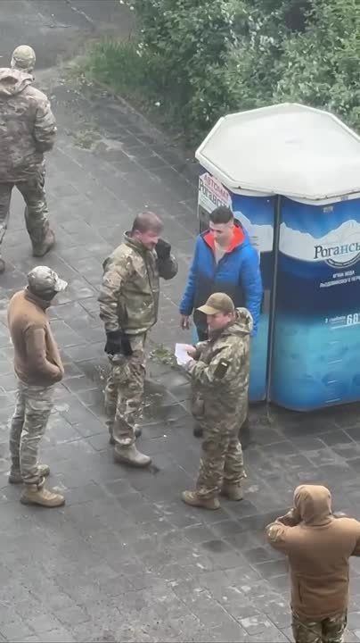 Харьков. Дух свободы. Пятеро людоловов из ТЦК окружили человека возле гостиницы Виктория в Харькове