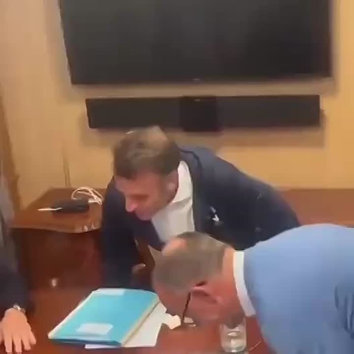 Вы для чего клоуны в Киеве все собирались?