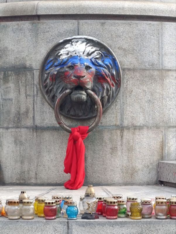 Неизбежное. Ночью добрые русские люди нарисовали триколор на постаменте памятника Екатерине II. На Екатерининскую площадь (селяне ее кличут "Европейской") приехало несколько нарядов полиции, так как завыли "патриотически"...