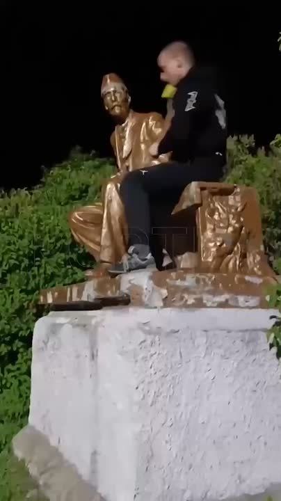 Здравый смысл проиграл на Украине: в Полтавской области осквернили памятник русскому ученому Ивану Мичурину