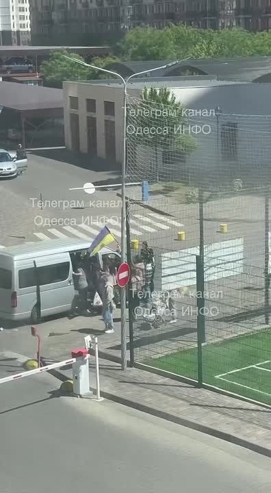 В Одессе несколько женщин вмешались и помогли парню выбраться из бусика ТЦКшников-полицаев