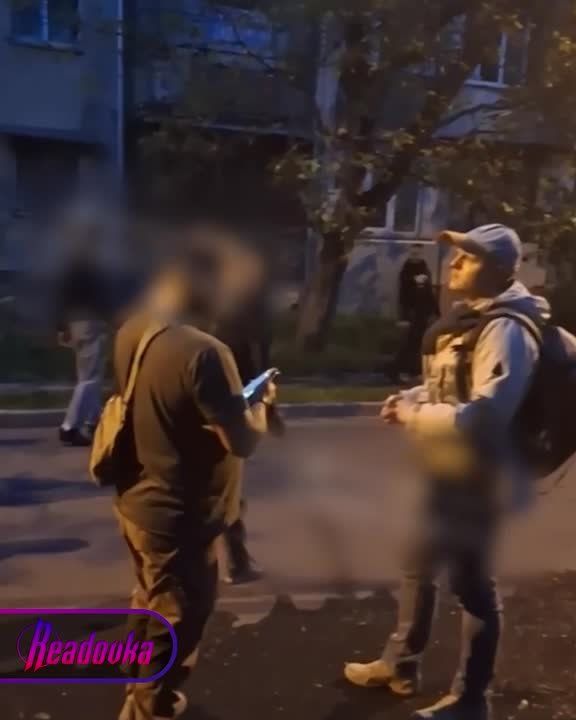 Одесситы защищают памятную табличку на русском языке от перцового отряда активистов, который штурмует дом в попытках ее сорвать