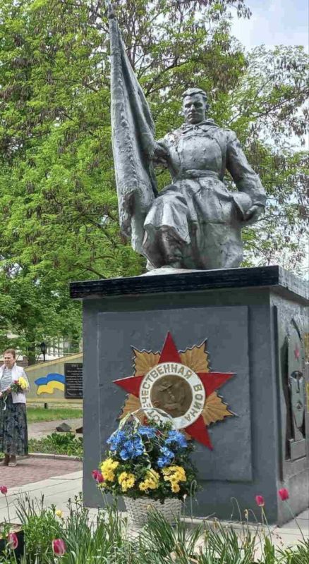 Хутярские ублюдки из "Деколонизации" хотели демонтировать звезду с серпом и молотом на памятнике под Одессой, но Тарутинский поселковый совет отказал, ссылаясь на закон