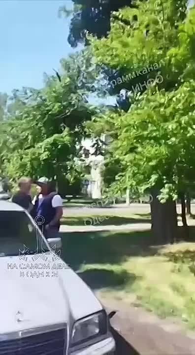 В оккупированной Одессе местный не дал этому понаехавшему мусору из ТЦК бусифицировать очередную жертву