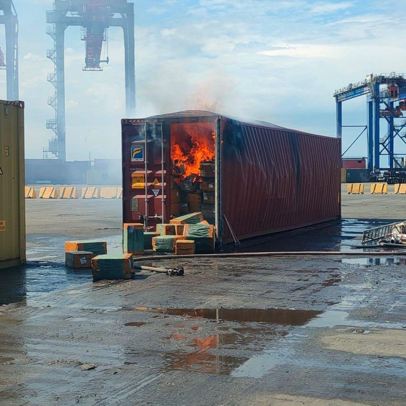 Нейросетчики. Целый день отечественные каналы тиражируют это фото, пытаясь выдать вчерашний удар баллистикой по порту за "удар по зерновому терминалу"