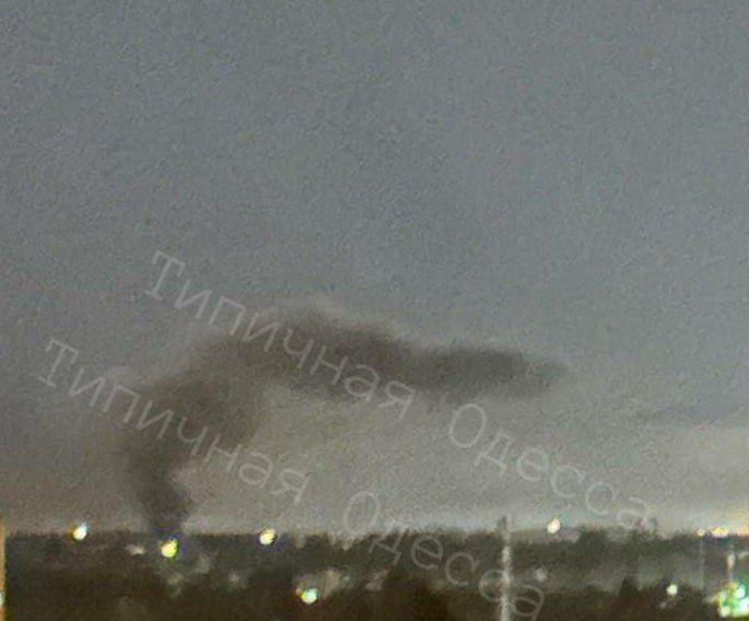 В Одессе поднимается дым после прилётов