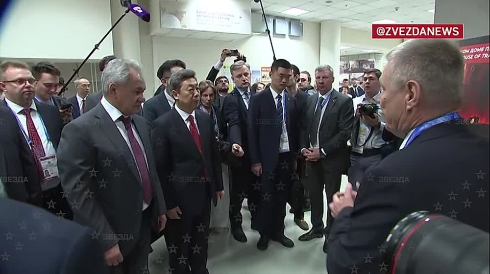 Шойгу показал члену политбюро ЦК Компартии Китая выставку о преступлениях украинских националистов