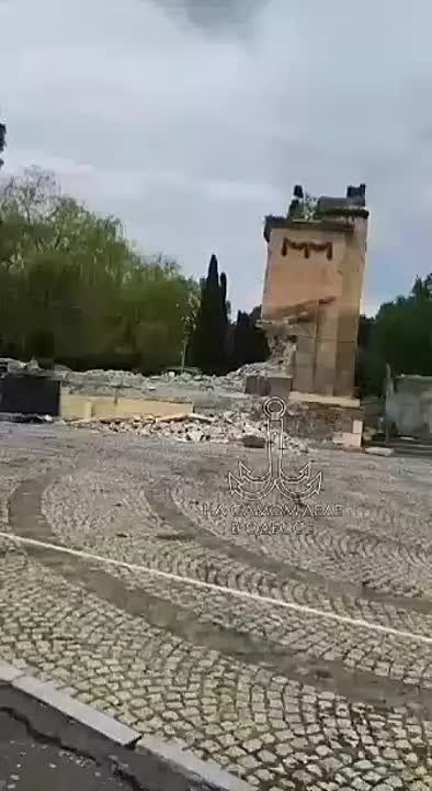 Деградация по-львовски на лицо: колонны советского мемориала отправили в утиль