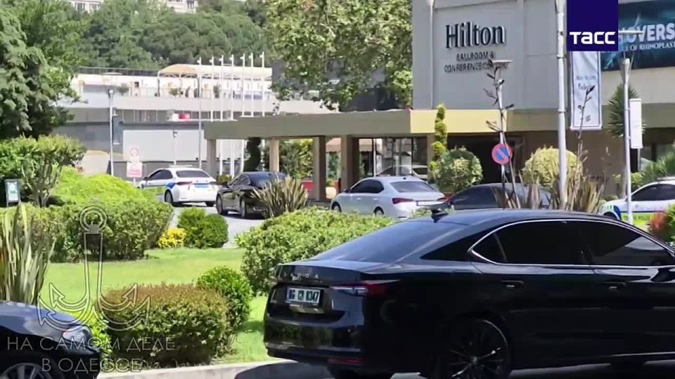 Российская делегация во главе с Мединским выехала из отеля в Стамбуле