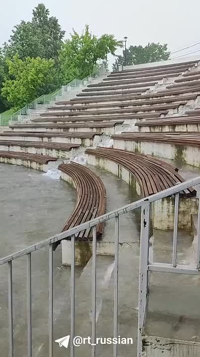 «У нас дождь. Так… дождичек небольшой с градом»