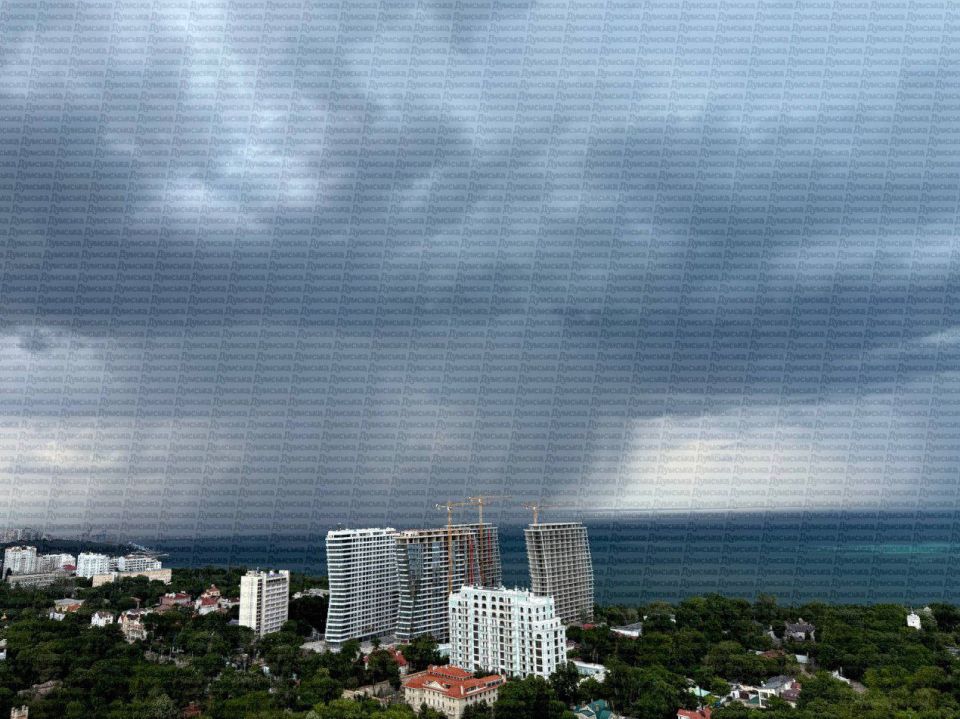 На Одессу с моря надвигается гроза На Одессу с моря надвигается гроза