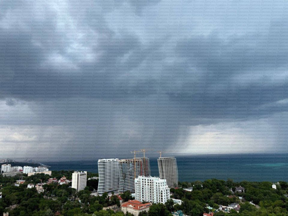 На Одессу с моря надвигается гроза На Одессу с моря надвигается гроза