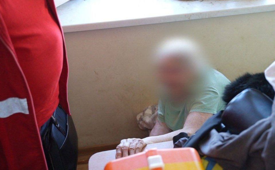 В Одессе задержали женщину, которая посадила свою 89-летнюю мать на цепь и заставляла побираться В Одессе задержали женщину, которая посадила свою 89-летнюю мать на цепь и заставляла побираться