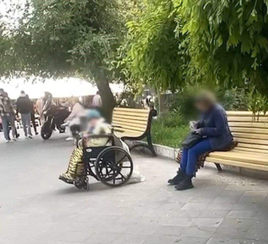 В Одессе задержали женщину, которая посадила свою 89-летнюю мать на цепь и заставляла побираться