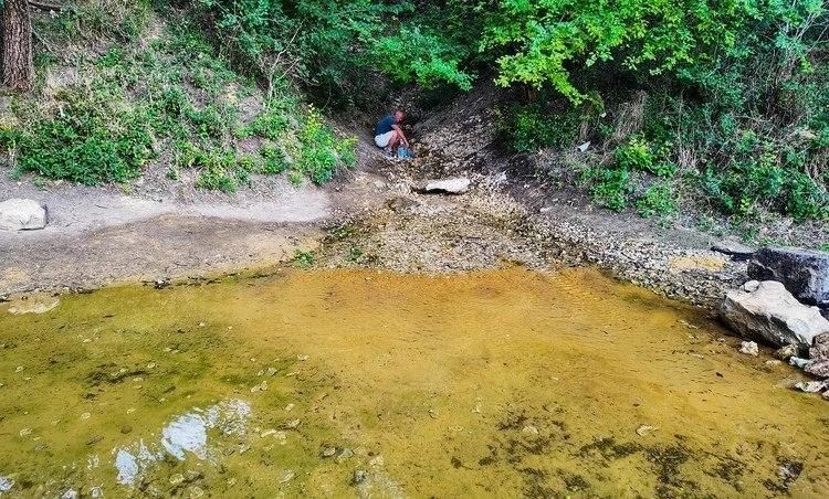 «Наш спасительный ручей»: как источник с кристально чистой водой помогал выжить людям во время боевых действий в Мариуполе «Наш спасительный ручей»: как источник с кристально чистой водой помогал выжить людям во время боевых действий в Мариуполе