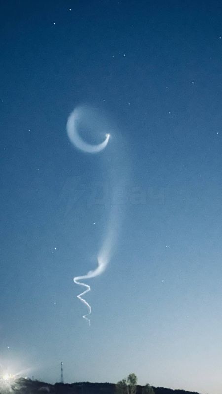 В небе над Крымом появился необычный светящийся объект В небе над Крымом появился необычный светящийся объект