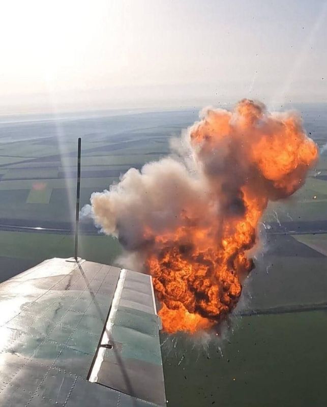 Украинский легкомоторный самолёт, в данном случае Як-52, и взрыв герани, перехват которой он осуществлял