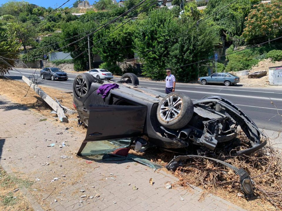 Машина сделала сальто на улице Котовского в Севастополе Машина сделала сальто на улице Котовского в Севастополе