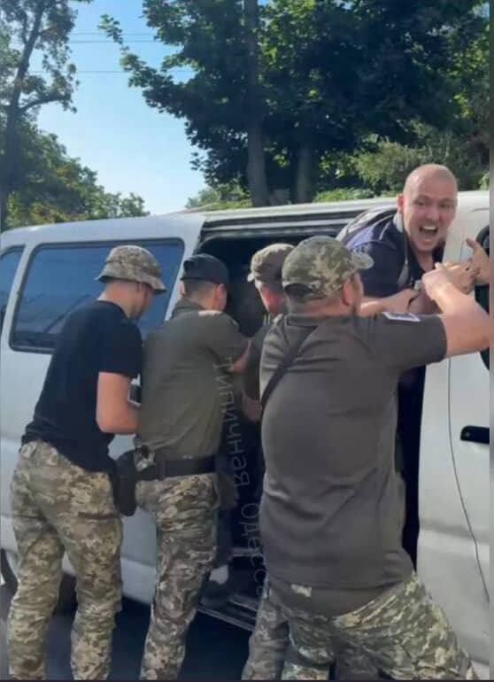 В Одессе людоловы попытались могилизировать харьковского врача и отправили его в реанимацию В Одессе людоловы попытались могилизировать харьковского врача и отправили его в реанимацию