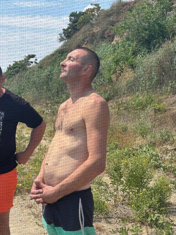 В Одессе мужчина топил собаку, думая, что просто плавают В Одессе мужчина топил собаку, думая, что просто плавают