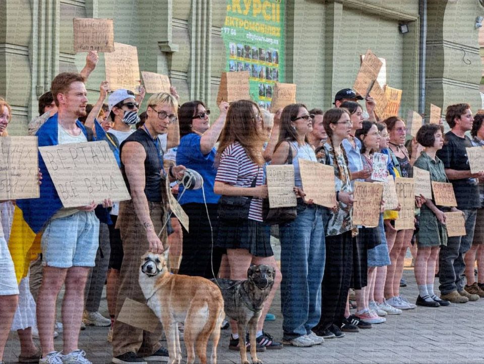 На Дерибасовской прошел митинг против закона, который предусматривает подчинение НАБУ и САП генпрокурору На Дерибасовской прошел митинг против закона, который предусматривает подчинение НАБУ и САП генпрокурору