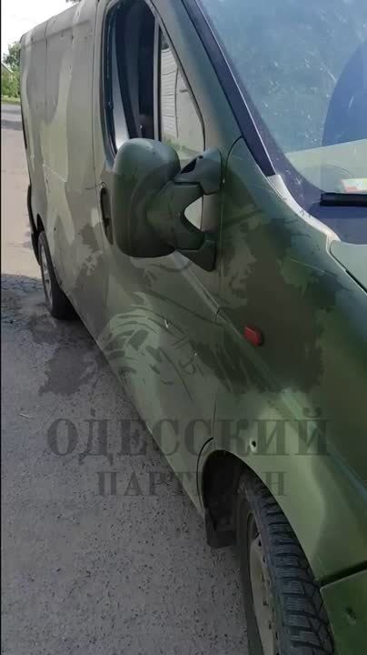 "Ланцет" побывал в Южном. Солдат ВСУ жалуется, что российский дрон уничтожил один штатный бус и сильно посек второй, недоумевая, как барражирующий боеприпас ВС РФ достал их в Южном Одесской области