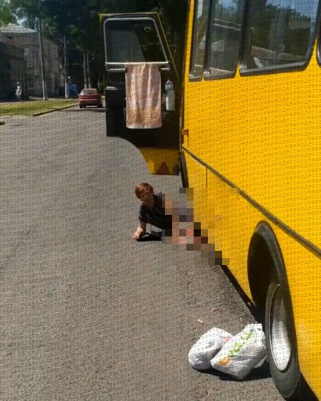 В Одессе маршрутка сбила бабушку, женщине переломало ноги