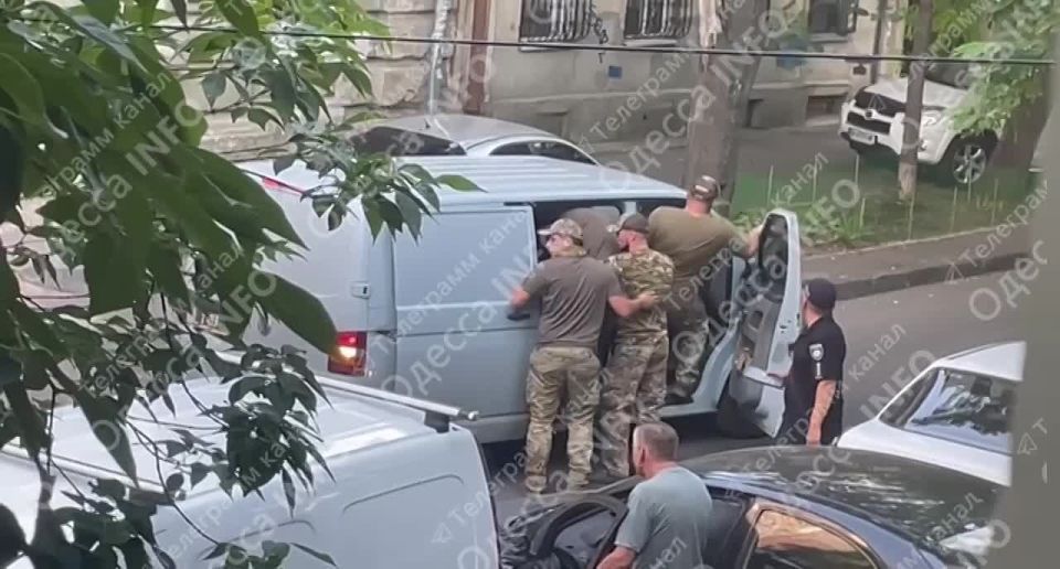 Очередного "добровольца" в Одессе насильно засунули в бус ТЦК и увезли