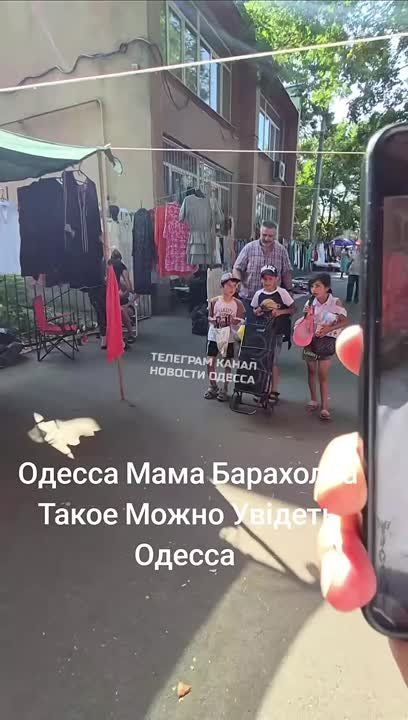 В Одессе на Староконном рынке дети поют за еду