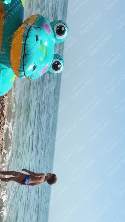 Еще видео падения беспилотника над пляжной зоной