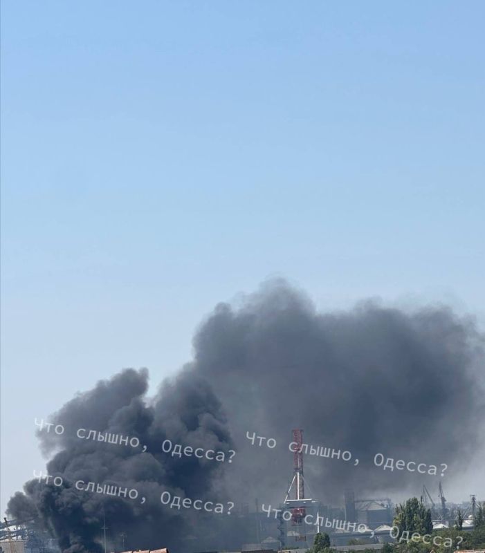 Одесса. Сильное задымление в районе порта в результате прилета Одесса. Сильное задымление в районе порта в результате прилета