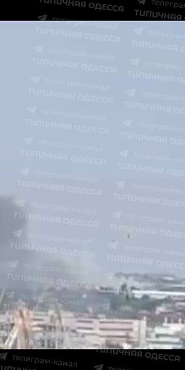 Еще одно видео из Одессы после попадания российских "Гераней" по целям ВСУ, находящимся в черте города