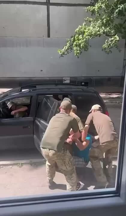 Будни Украины: В Харькове "крутят" средь бела дня, а в Одессе инспекторша попала под "народный гнев"